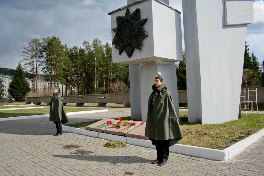 День железногорска красноярского края. Железногорск мемориал Победы. Мемориал Победы Железногорск Красноярский край. Площадь Победы Железногорск Красноярский край. Памятник Победы в Железногорске Красноярского края.